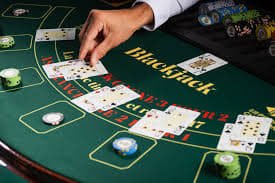 Pengguna menikmati hiburan sports dan casino secara mobile di kota besar seperti Jakarta dan Surabaya